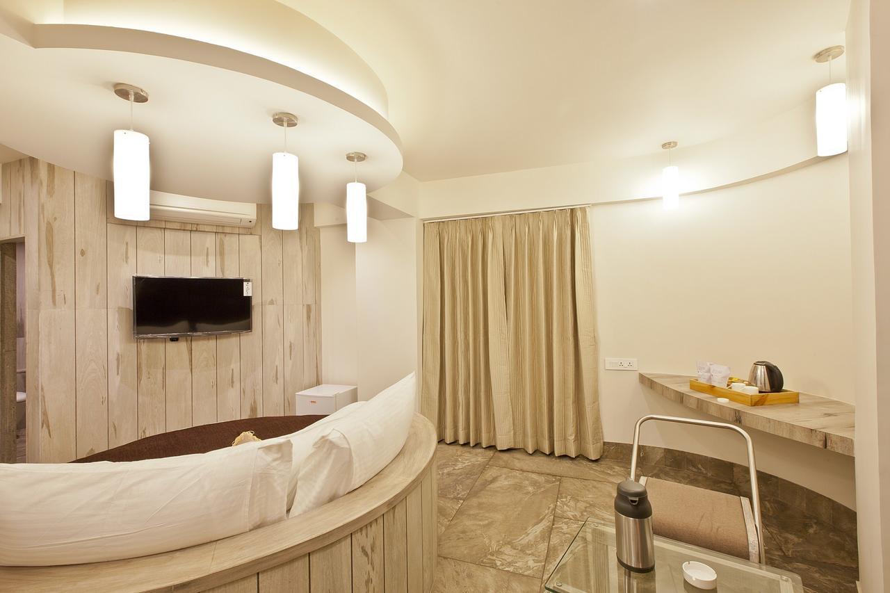 Scenaria Hotel Ahmedabad Exterior foto